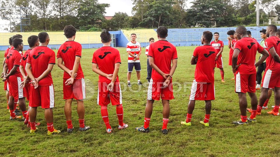 Madura United FC melanjutkan proses seleksi pemain  sekaligus membangun kekuatan tim guna bersiap turun di turnamen yang akan diikuti lewat program TC di Kota Batu, Selasa (09-02-16). Copyright: &copy; Ian Setiawan/INDOSPORT
